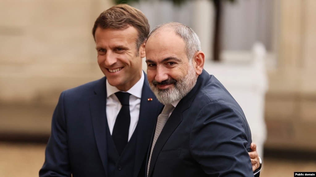 France - French President Emmanuel Macron greets Armenian Prime Minister Nikol Pashinian at the Elysee Palace in Paris, September 26, 2022.