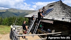 Zeci de mii de români așteaptă să le fie instalate sistemele fotovoltaice pe locuințe. Firmele au locurile ocupate până anul viitor. Imagine generică. 