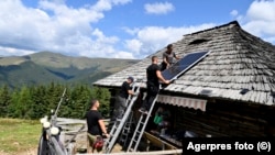 Instalare de panouri fotovoltaice pe o casă din România.