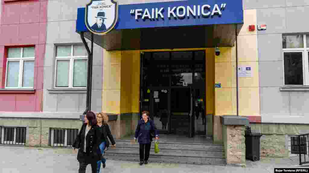 Arsyeja e grevës dhe kërkesa kryesore e sindikatave të arsimit drejtuar Qeverisë së Kosovës, është ndarja e nga 100 eurove në muaj për punëtorët, derisa të hyjë në fuqi Projektligji për pagat.