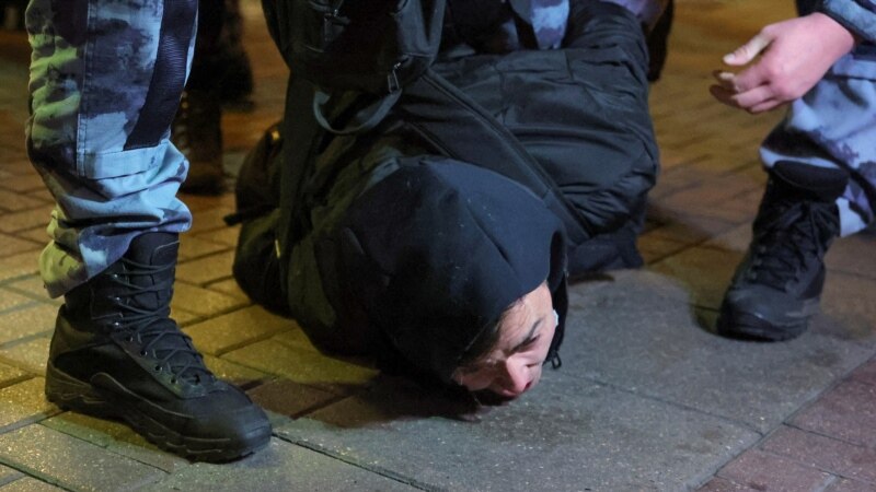 В Москве задержанным на протестах вручили повестки в военкомат