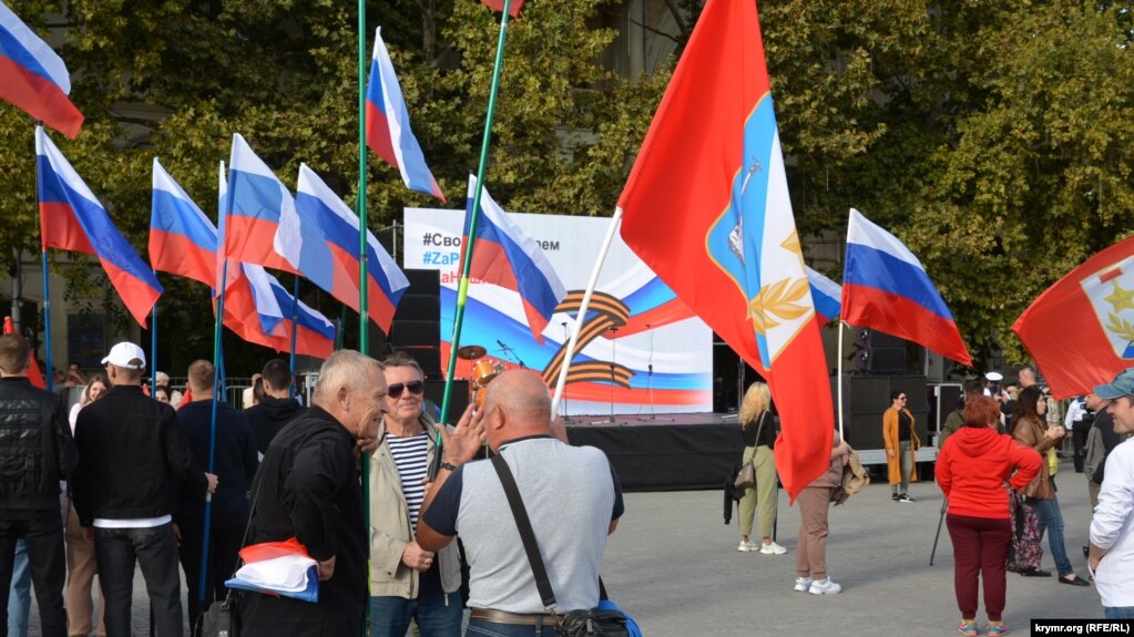 Митинг и концерт се провеждат на 23 септември в подкрепа на организираните от Русия референдуми в окупираните райони на Украйна в Севастопол, Крим, където Москва организира подобен вот през 2014 г. след завземането на региона със сила от Украйна.