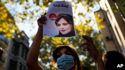 Влада Ірану звинуватила британських чиновників у спробі спровокувати подальші заворушення в країні на тлі хвилі протестів, викликаних смертю 22-річної Махси Аміні