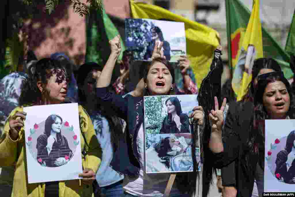 Szíriai kurd nők skandálnak a szír Hasakeh városában 2022. szeptember 25-én, ezzel kiállva a 22 évesen elhunyt Mahsza Amini mellett