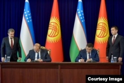 Чегарани ҳал қилиш масаласида қўшма протокол имзолаш пайти. Ўзбекистоннинг бош вазири Абдулла Арипов ва Қирғизистоннинг Миллий хавфсизлик давлат қўмитаси раиси Қамчибек Ташиев. 2022 йил, сентябрь.