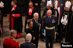 Președintele Statelor Unite, Joe Biden, și prima doamnă a Statelor Unite, Jill Biden, ajung la funeraliile de stat ale Reginei Elisabeta a II-a de la Westminster Abbey, Londra, 19 septembrie 2022.