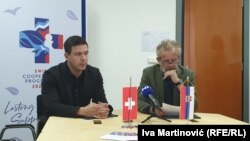 Direktor IDEAS-a Marko Milanović i šef razvojne saradnje Ambasade Švajcarske u Beogradu Rihard Koli nakon potpisivanja ugovora o saradnji na projektu "Unapređenja integracije izbeglica u Srbiji", Beograd, 22. septembar 2022.