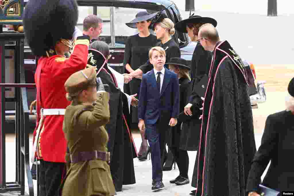 Принцот Џорџ заедно со членовите на кралкосто семејство при пристигнувањето на погребот
