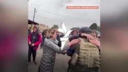 "Имаме палачинки". Как освободените украински села посрещат героите си от фронта
