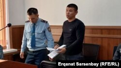 Заключенный активист Ержан Елшибаев выступает в суде по его делу. Кызылорда, 22 сентября 2022 года