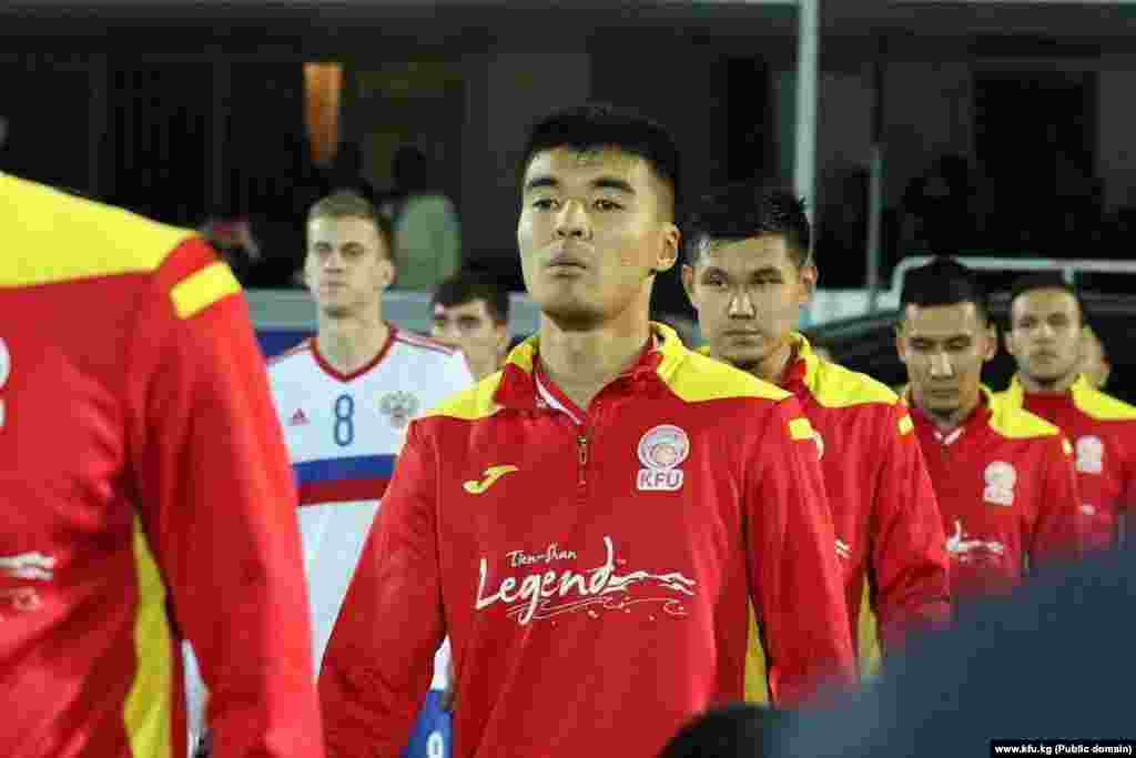 Кыргызстандын футбол боюнча улуттук курама командасы оюн талаасына чыгып бара жаткан кези.