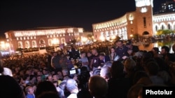 Демонстранти бараат оставка од премиерот Никол Пашинијан пред главната зграда на владата, 14 септември 2022 година.