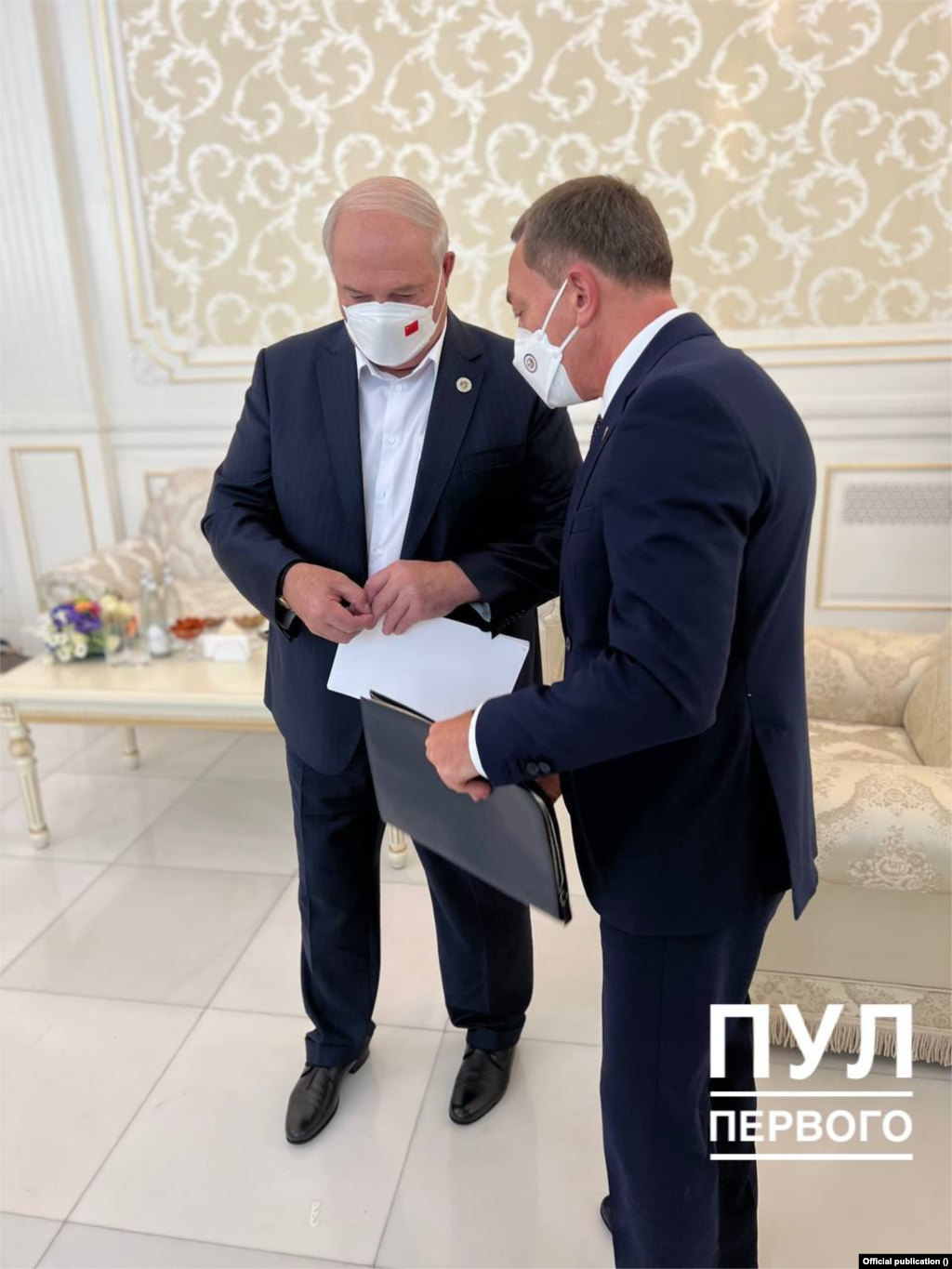 Перад сустрэчай з кітайскім лідэрам Лукашэнку прымусілі надзець маску. Прычым маска, якую ён надзеў, была з кітайскім сьцягам.