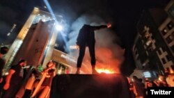 22 ýaşly Mahsa Aminiň ölüminden soň, gahar-gazaply protestler ýurduň dürli künjeklerinde, şol sanda paýtagt Tähranda geçirilýär.