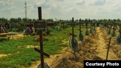 Кладбище в Буче, захоронение неопознанных тел граждан, убитых российскими войсками в период оккупации. Киевская область, Украина. Август 2022 года