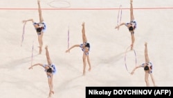Групповое упражнение японской команды по художественной гимнастике