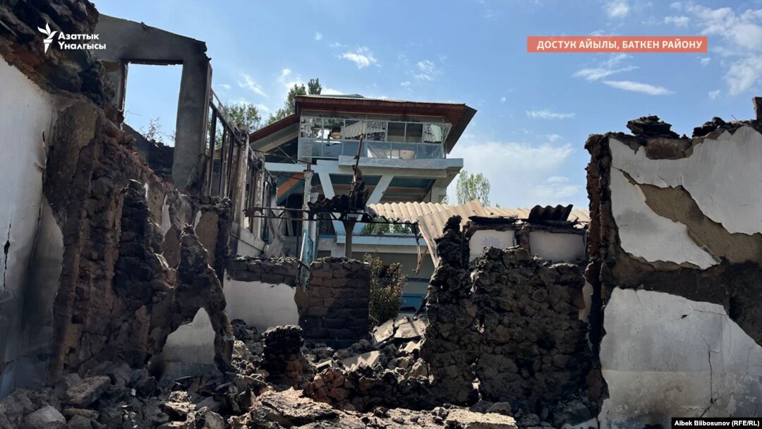 16-17-сентябрдагы чек арадагы куралдуу жаңжалда талкаланган үйлөр. Баткен району, Достук айылы. Сентябрь, 2022-жыл.
