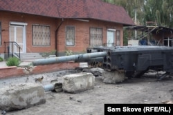A destroyed Russian grad launcher with its rockets still in its launching tubes near Izyum.