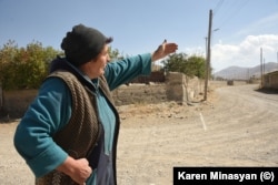 A resident of Sotk speaks to Karen Minasyan on September 14.