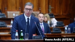 "Realna politika ne može da počiva na mitovima i fantazmagorijama", poručio je predsednik Srbije Aleksandar Vučić pred parlamentom, podnoseći izveštaj o Kosovu 13. septembra. 