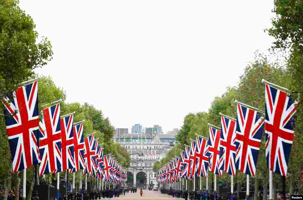 Flamujt britanikë në Londër.