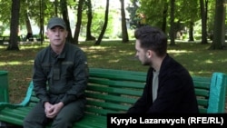 Парамедик Микола Роїк і журналіст Тарас Левченко під час запису інтерв'ю