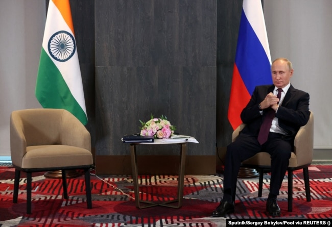 Президент России Владимир Путин ожидает встречи с премьер-министром Индии Нарендрой Моди на полях саммита Шанхайской организации сотрудничества (ШОС) в Самарканде, Узбекистан, 16 сентября 2022 года