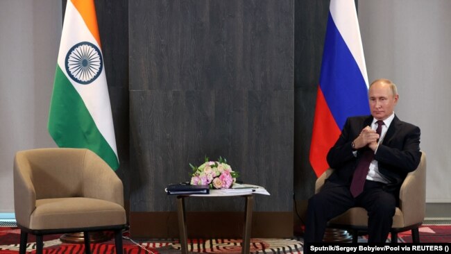 Руският президент Владимир Путин чака преди среща с индийския премиер Нарендра Моди по време на срещата на върха на Шанхайската организация за сътрудничество (ШОС) в Самарканд, Узбекистан, 16 септември 2022 г.