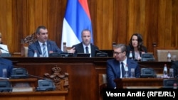 Predsednik Srbije Aleksandar Vučić za skupštinskom govornicom tokom podnošenja izveštaja o toku pregovora sa Kosovom, u Beogradu, 13. septembra 2022.
