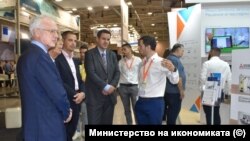 Служебният министър на икономиката Никола Стоянов (в средата) на откриването на специализираното изложение "MachTech & InnoTech Expo 2022" 