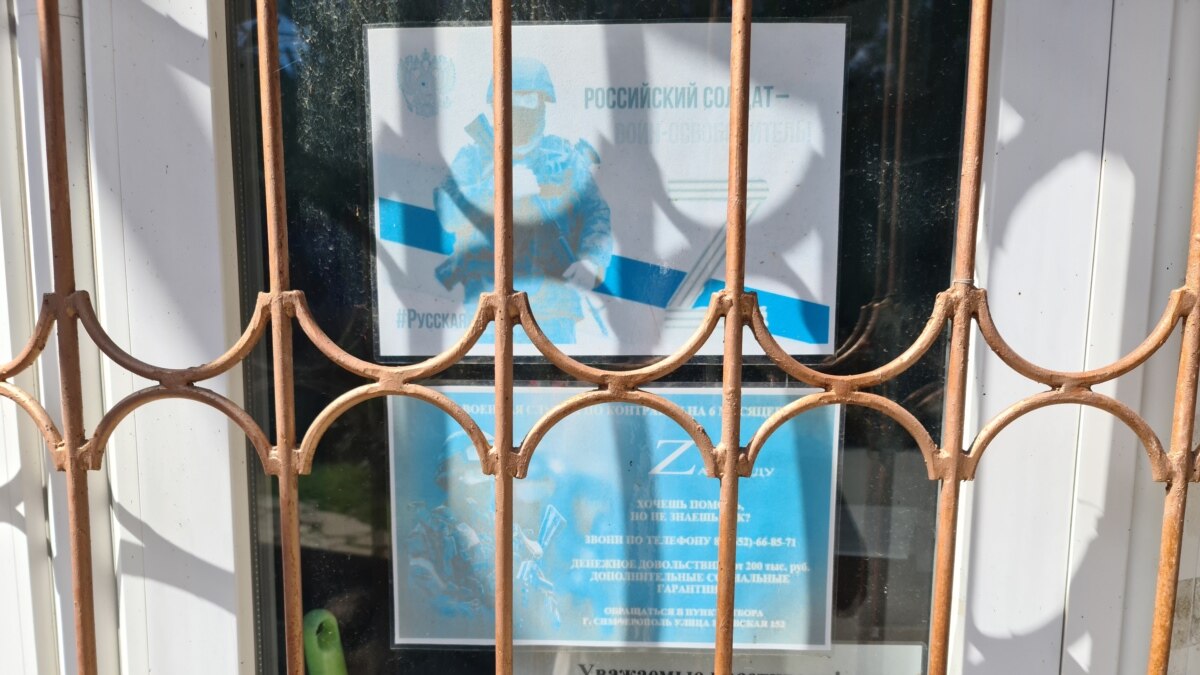 At the school in Peterhof, parents are invited to serve under a contract At the school in Peterhof, parents are invited to serve under a contract