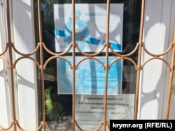 Un afiș de recrutare este afișat la casa de bilete a grădinii zoologice din Simferopol.