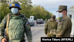 Militari ruși din cadrul Forțelor Mixte de Menținere a Păcii din regiunea transnistreană, la punctul de control amplasat pe podul de la Vadul lui Vodă, Republica Moldova, 14 septembrie 2022