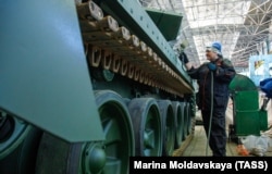 Подготовка танков на заводе "Уралвагонзавод", Россия