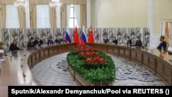  Руският президент Владимир Путин се среща с китайския президент Си Дзинпин в коридорите на срещата на върха на ШОС в Самарканд, Узбекистан, 15 септември 2022 година 