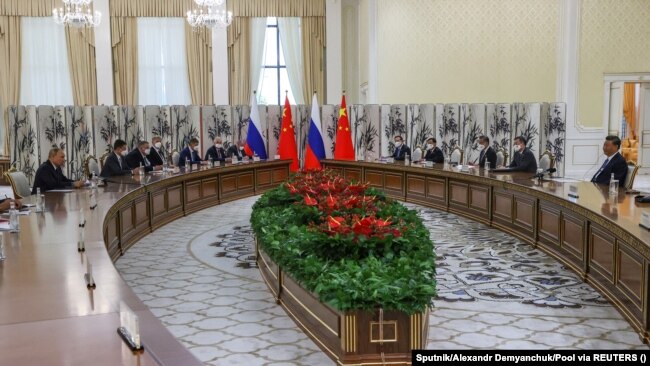 Руският президент Владимир Путин се среща с китайския президент Си Дзинпин в кулоарите на срещата на върха на ШОС в Самарканд, Узбекистан, 15 септември 2022 г.
