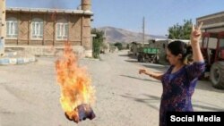 O femeie din Iran își arde veșmântul pe care îl purtase pe cap într-o imagine apărută pe social media. Autoritățile iraniene au blocat accesul la internet șiu social media în ultimele zile. Grupul Anonymous a anunțat că a blocat, la rândul său, pagini ale autorităților iraniene.