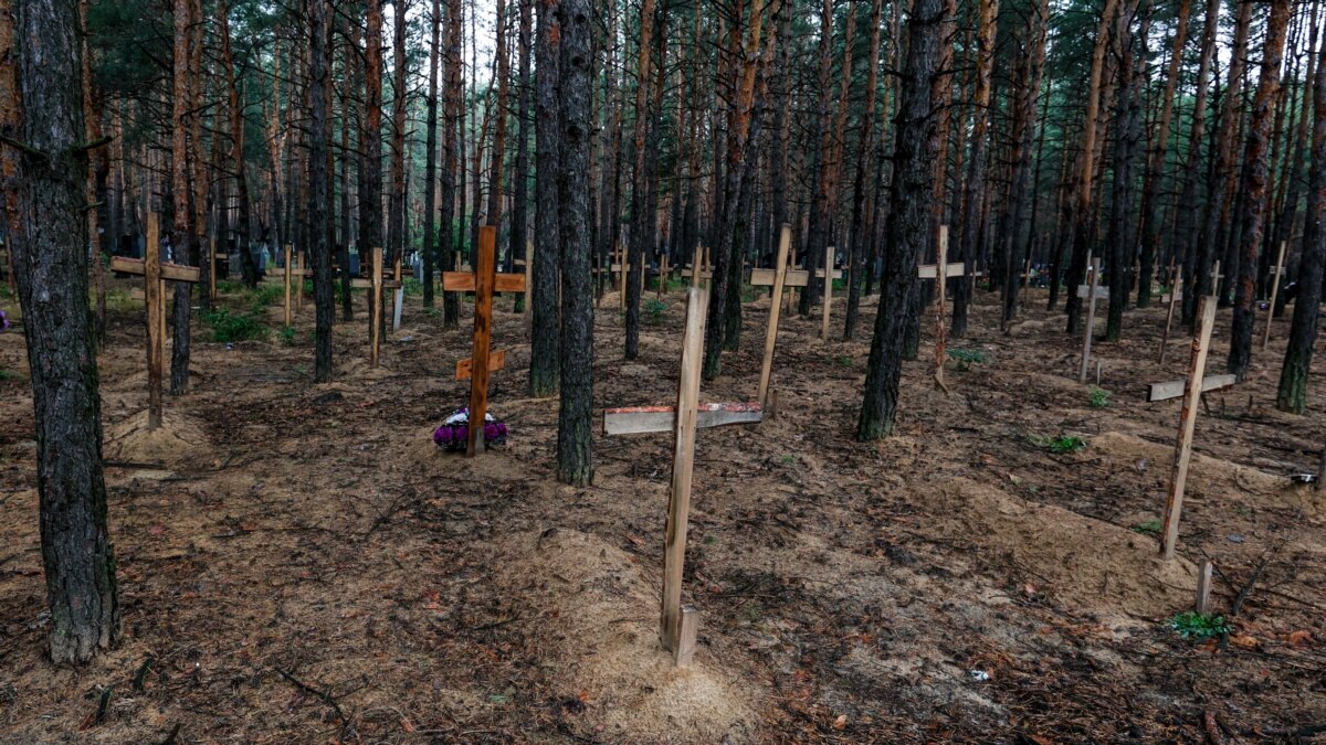 «Росія всюди залишає по собі смерть» – Зеленський про масове поховання в Ізюмі