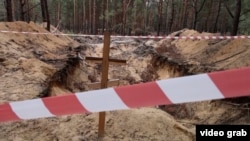 Ucrainenii au găsit trupuri cu frânghii în jurul gâturilor într-o groapă comună de lângă Izium, septembrie 2022
