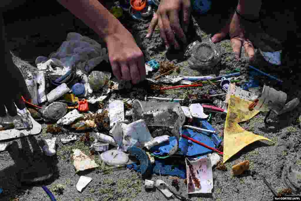 Szemétszedés a World Cleanup Day keretében Playa Los Cocosban, Venezuelában szeptember 17-én
