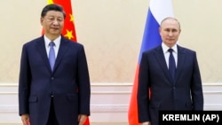 Chinese President Xi Jinping (left) and Russian President Vladimir Putin pose for a photo on the sidelines of the Shanghai Cooperation Organization summit in Samarkand, Uzbekistan, on September 15.