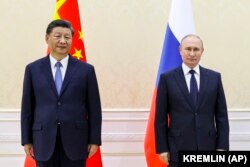 Hytaý prezidenti Si Jinping (çepde) we Russiýanyň prezidenti Wladimir Putin Samarkantda geçen Şanhaý hyzmatdaşlyk guramasynyň (ŞHG) sammitiniň çäklerinde surata düşýärler. Özbegistan, 2022-nji ýylyň 15-nji sentýabry.