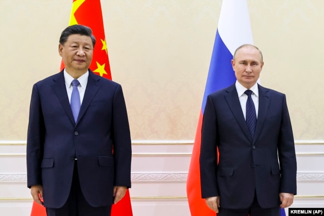 Chinese President Xi Jinping (left) and Russian President Vladimir Putin pose for a photo on the sidelines of the Shanghai Cooperation Organization summit in Samarkand, Uzbekistan, on September 15, 2022.