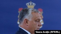 Premierul Viktor Orbán primind o decorație de stat de la președintele Serbiei Aleksandar Vučić, Belgrad, 16 septembrie 2022.