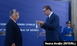 Președintele sârb, Aleksandar Vucic, îl decorează pe Orbán cu o medalie de stat a Serbiei, 16 septembrie 2022.