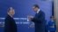 Ezen a képen Orbán Viktor vesz át állami kitüntetést Aleksandar Vučić szerb államfőtől Belgrádban 2022 szeptemberében