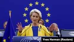 Președinta Comisiei Europene, Ursula von der Leyen, rostește discursul privind starea Uniunii Europene în fața Parlamentului European, îmbrăcată în culorile Ucrainei și ale UE, la Strasbourg, Franța, 14 septembrie 2022.