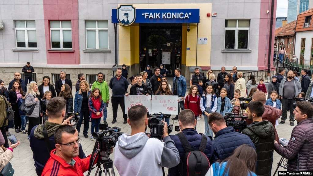 Protestë e prindërve të nxënësve të shkollës "Faik Konica" në Prishtinë.
