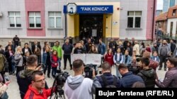 Protestë e prindërve të nxënësve të shkollës "Faik Konica" në Prishtinë.