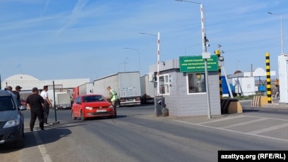 Брюнетка офистік порно Олар кискаға қатты конча